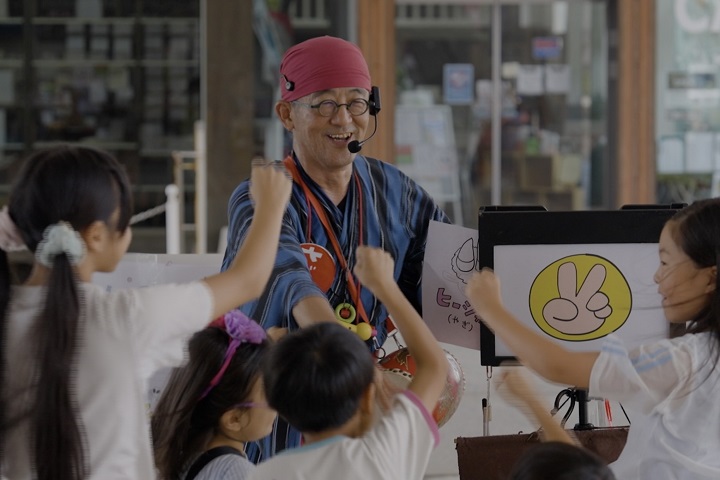 うちなーの心を紙芝居にのせて《紙芝居作家 さどやん》