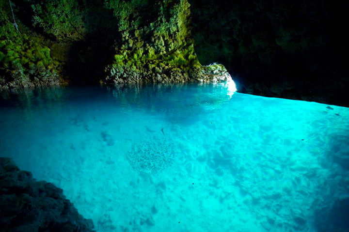 真栄田岬の青の洞窟