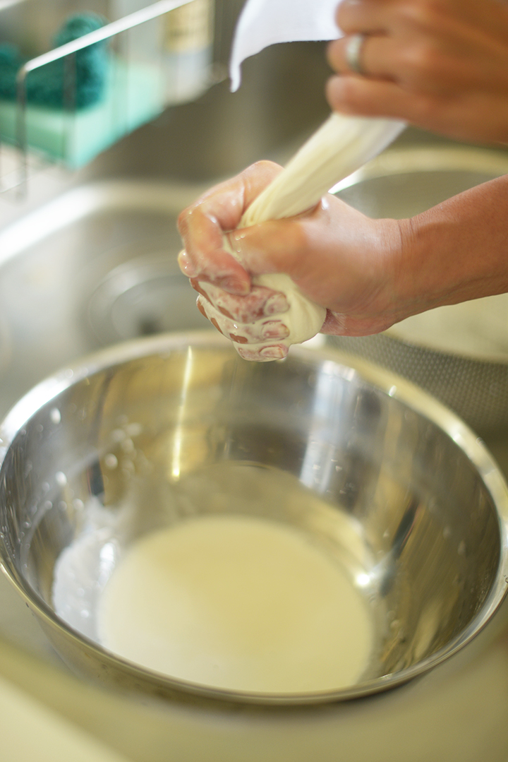 ジーマーミをさらしに包んで、豆乳を絞ります。