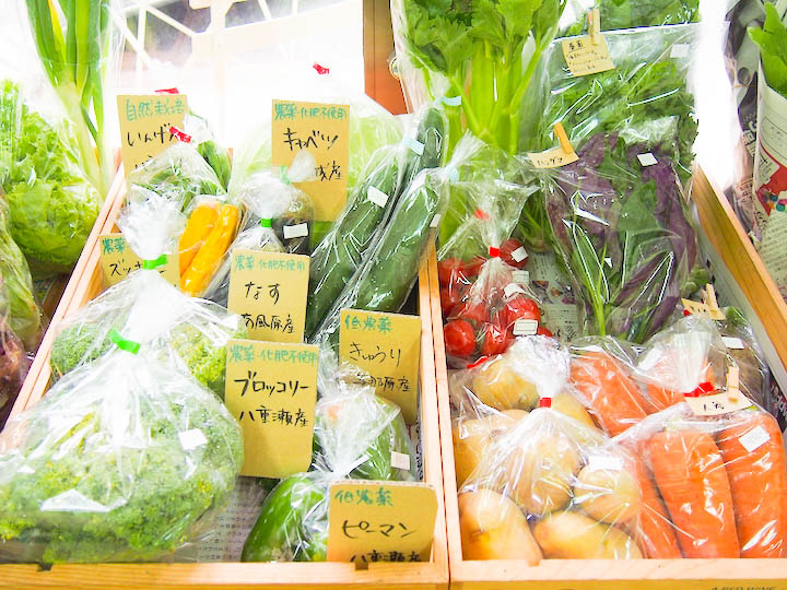 沖縄には栄養たっぷりな島やさいがあります。沖縄の美味しい野菜は「ハルラボ商店」にで手にはいります♪