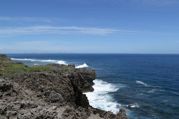 切り立った崖の向こうに深い青の海が広がりまさに絶景
