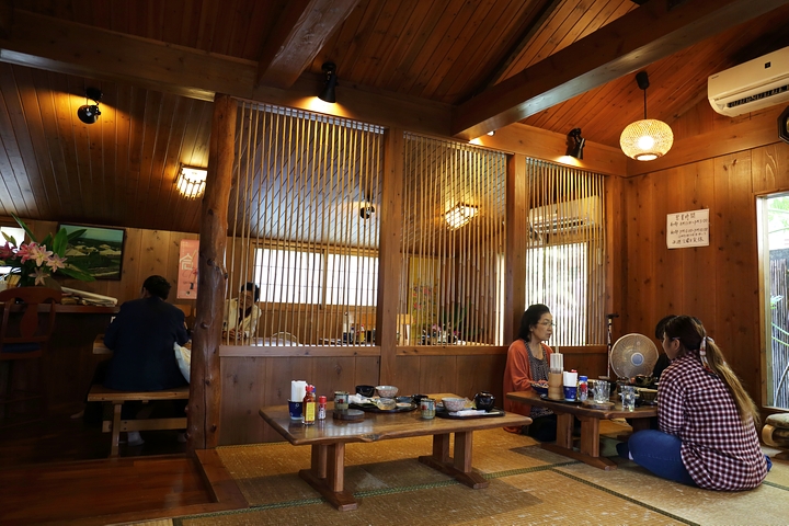 沖縄の伝統的な家庭料理「富久屋（ふくや）」の店内