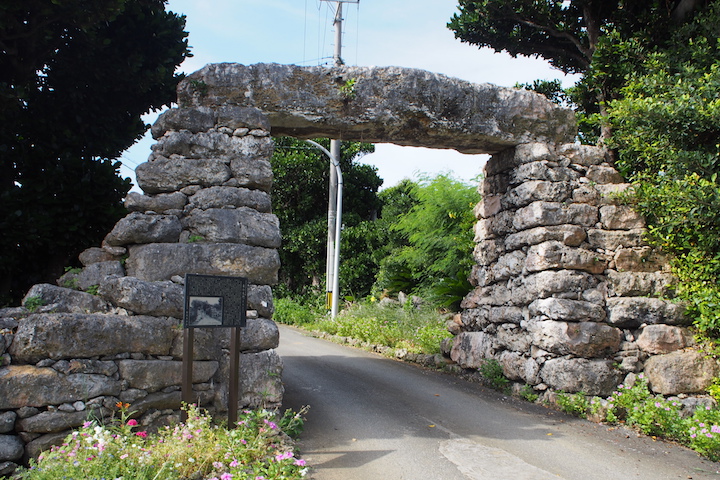 宮古島の狩俣（かりまた）集落入り口で出会った石の門