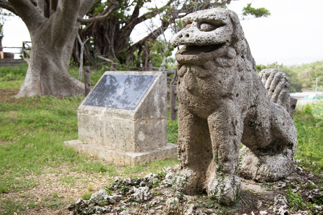 沖縄の最も古いシーサー「富盛の石彫大獅子（ともりのいしぼりうふじし）」