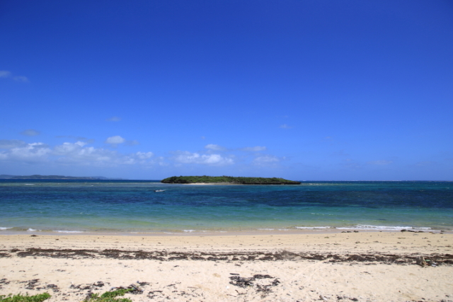 沖縄本島中部東海岸に浮かぶ素朴な離島「津堅島」を歩いてみよう