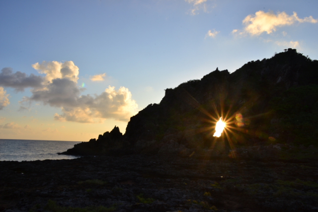 久米島、ミーフガーの岩の隙間からのぼる朝日