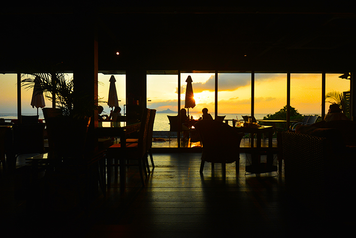 サンセットを眺めながら食事ができる沖縄のカフェ 3選