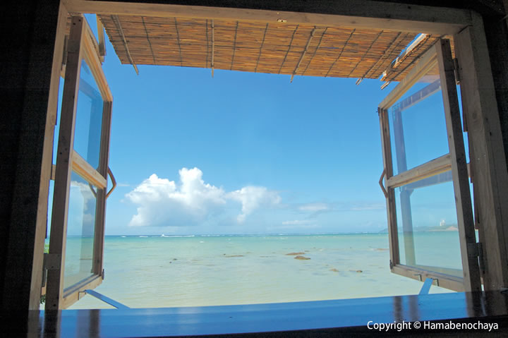 潮風香る沖縄で人気のカフェ、「浜辺の茶屋」