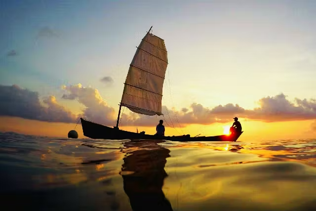 沖縄の伝統木造船「サバニ」でサンセットクルージング