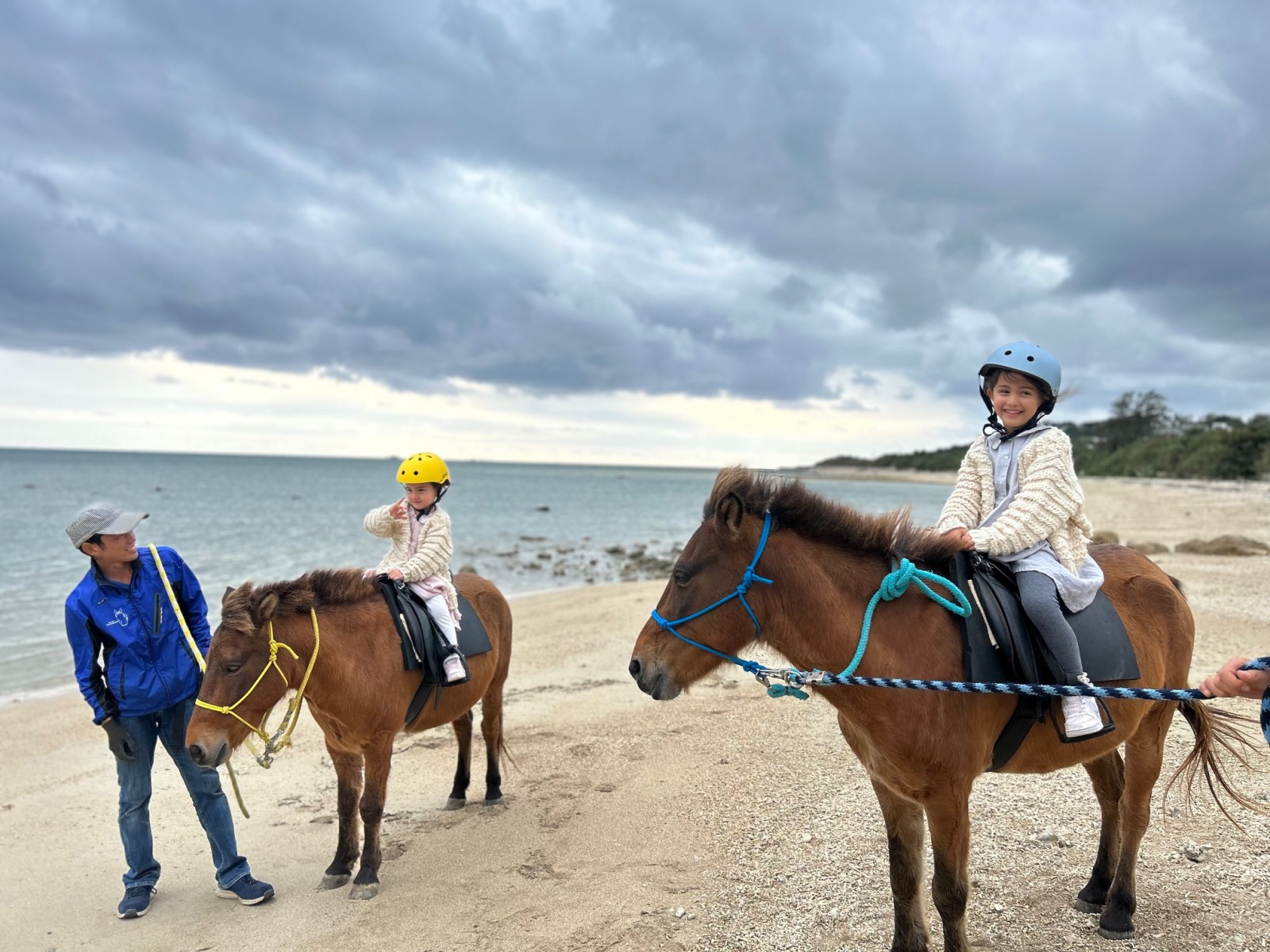 沖縄の在来馬ヨナグニウマと海辺で乗馬体験