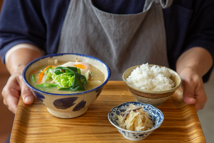 塩屋湾を眺めながら島やさいたっぷりの料理で心も体も安らげる【やんばる塩屋湾まぁぐすくやー】