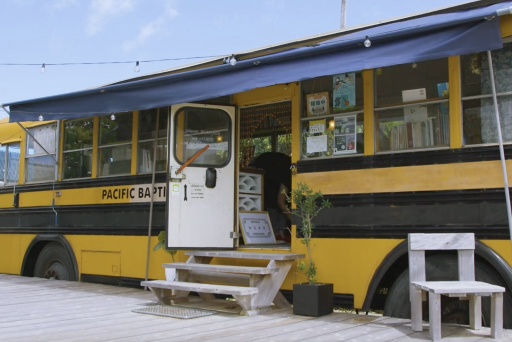 北谷町の砂辺から発車！スクールバスを改造した古本屋さん《ブックパーラー砂辺書架》