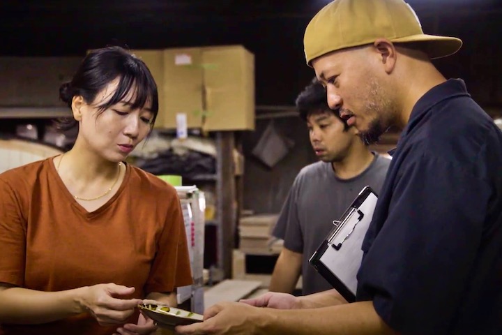工場長の相馬大作さん(写真・右側)。スタッフの働き方にも日々心を配る