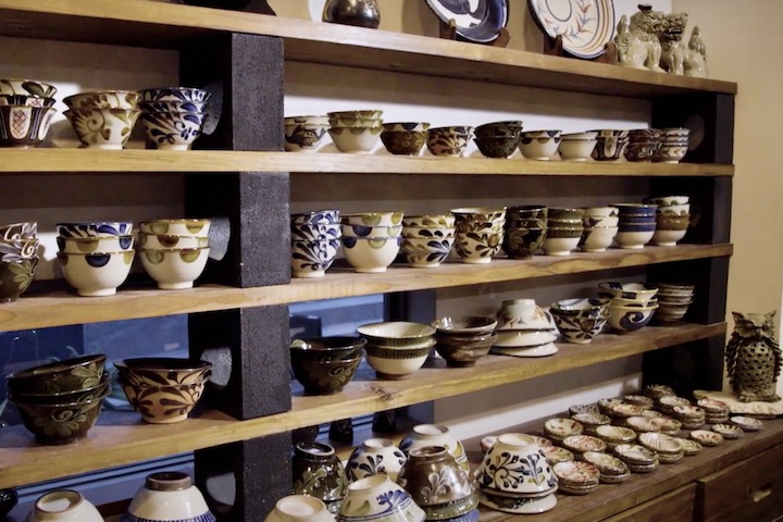 工場併設のギャラリーに並ぶやちむん(器)