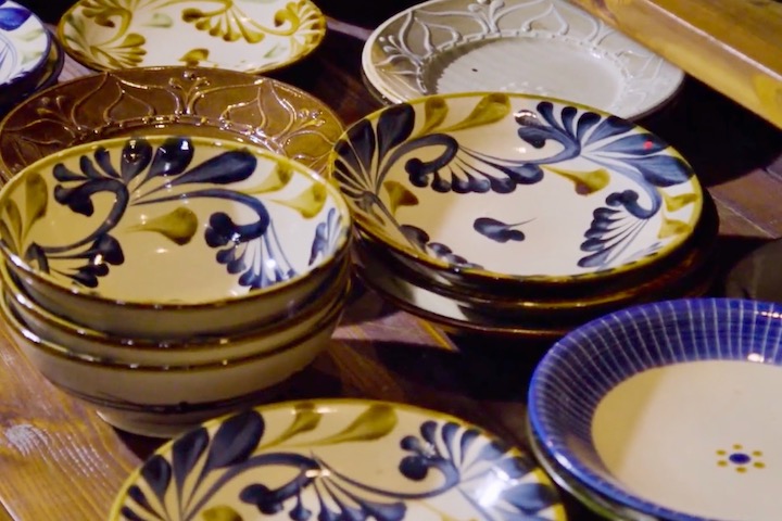 描かれた唐草は、陶眞窯の代表的な柄の一つ