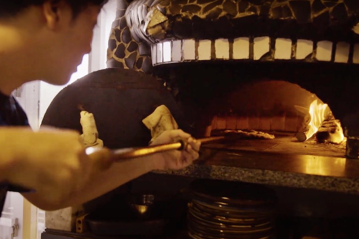 イタリア仕込みの本格ピザをピザ窯で焼く相馬正尚さん