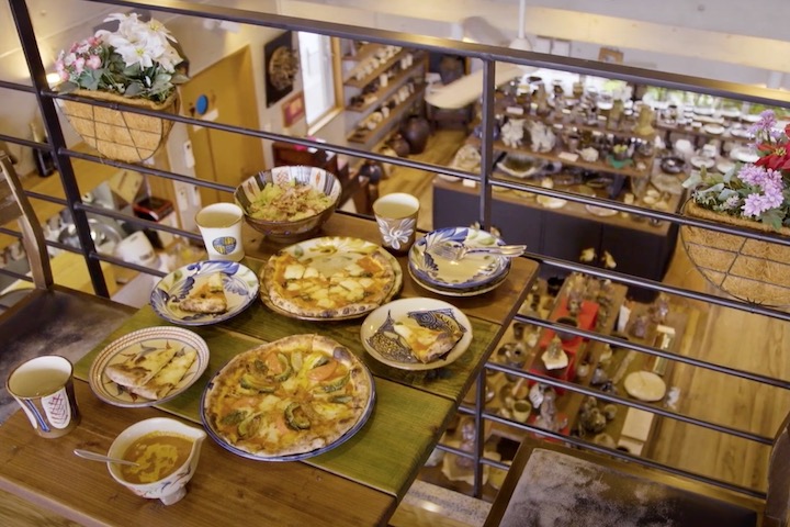 カフェにはギャラリーコーナーもあり、気に入った器を購入することができる