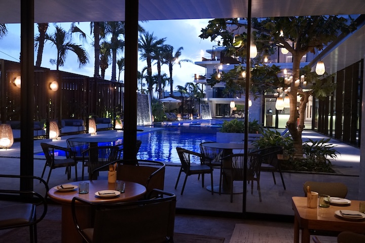 窓の外に見えるプールサイド