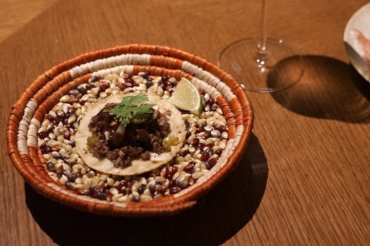 「BATIDA EXPERIENCE」のコース料理「山羊肉と自家製モレソースのタコス」