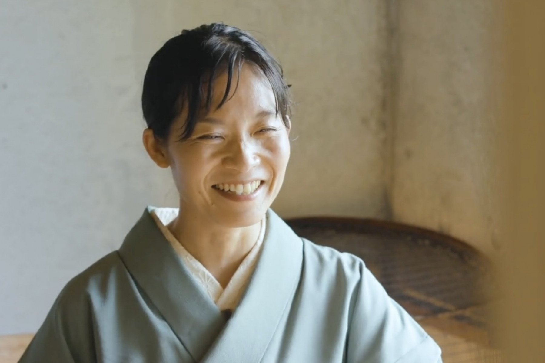 「紅型ナワチョウ」ブランドを制作する縄トモコさん