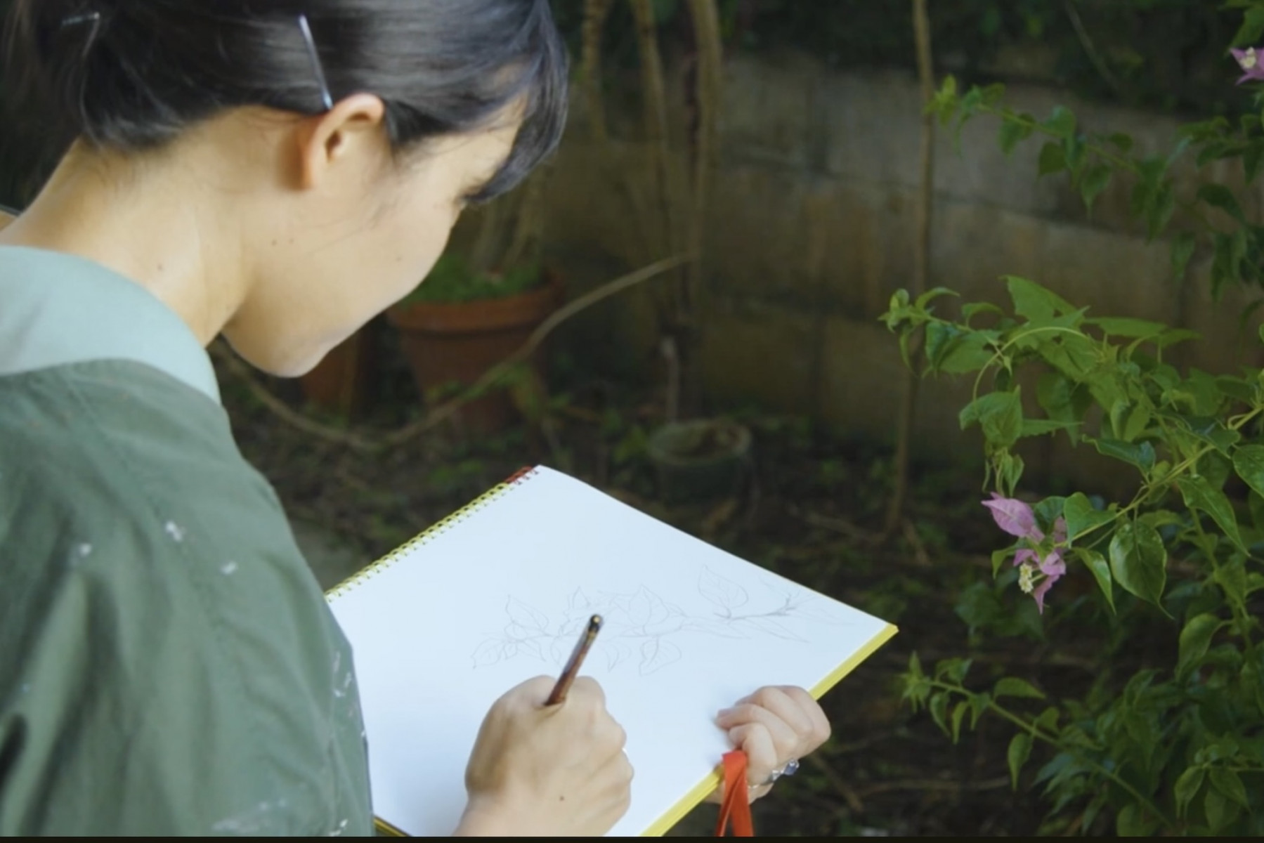 紅型で残したいモチーフをスケッチブックにデザイン