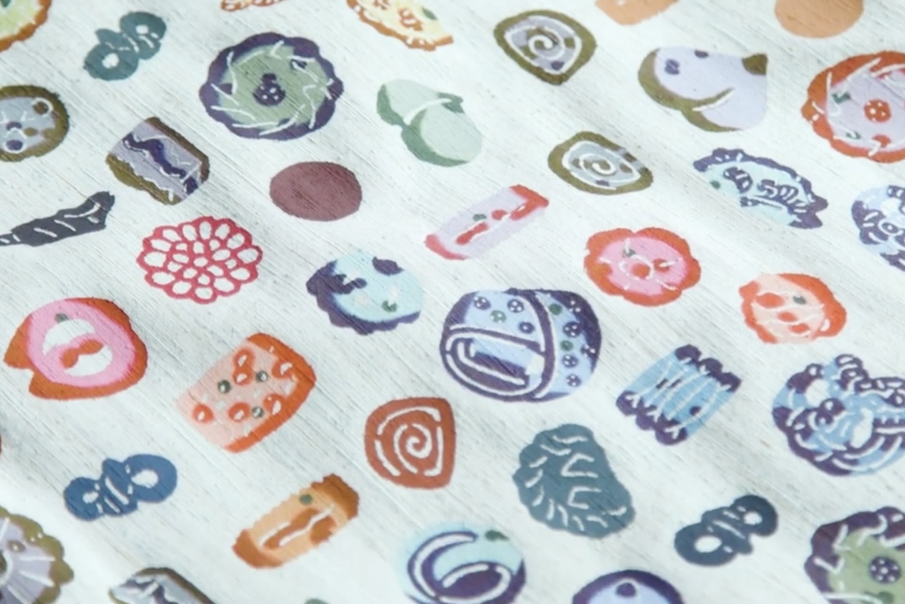 お菓子の柄や沖縄の玩具、ハジチ(琉球の刺青文化)、海の柄だったり、縄さんが残したいと思う沖縄を紋様に