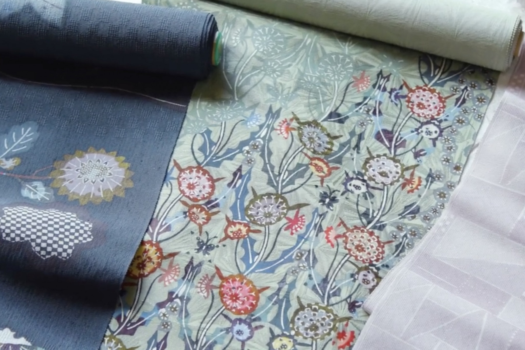 亜熱帯の力強い植物が、紅型ナワチョウによって柔らかい色彩の中に優しく描かれています