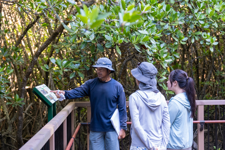 沖縄で地元の人と交流