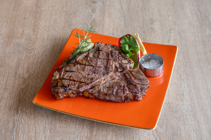 600gとボリューム満点な「Lボーンステーキ」