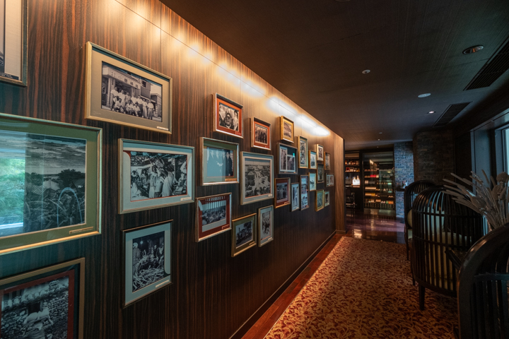 エントランスの壁に並ぶ写真