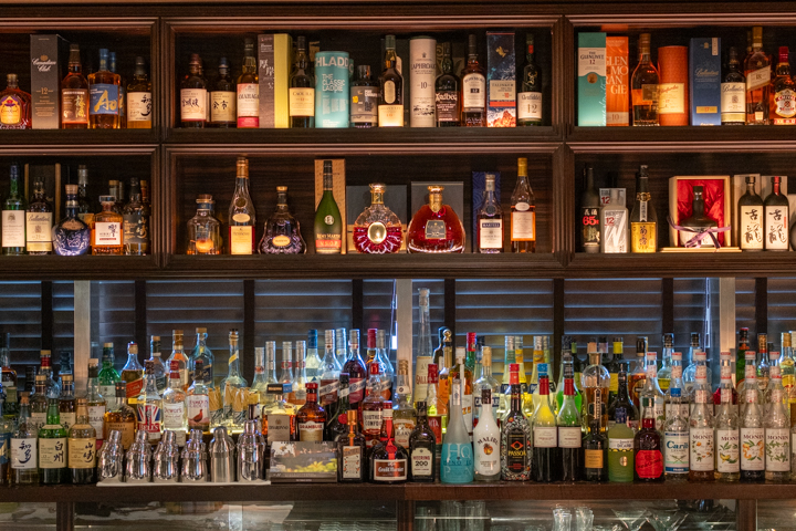 アルコール瓶が並ぶ棚