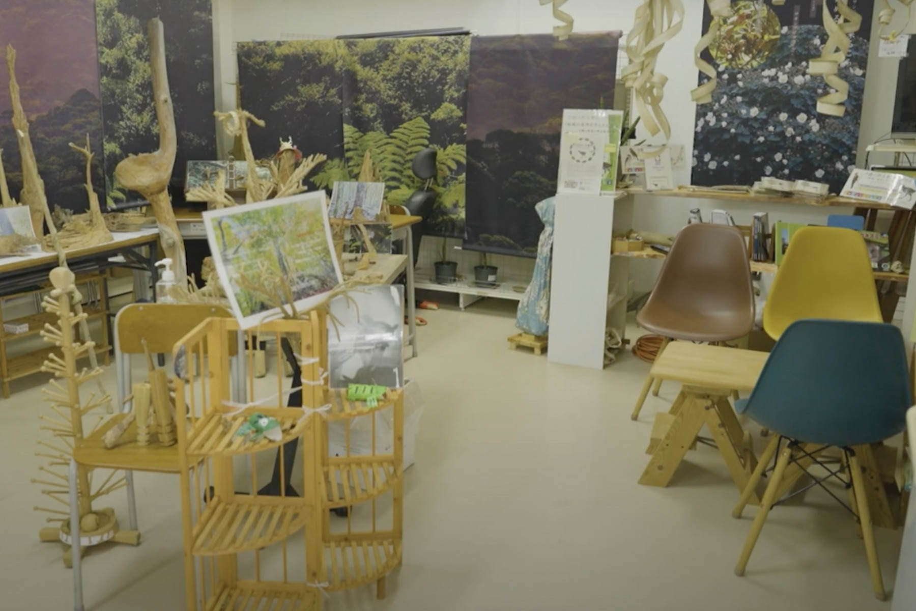 店内左側には、朽ちた琉球松の一番芯の部分を活用したオブジェを展示