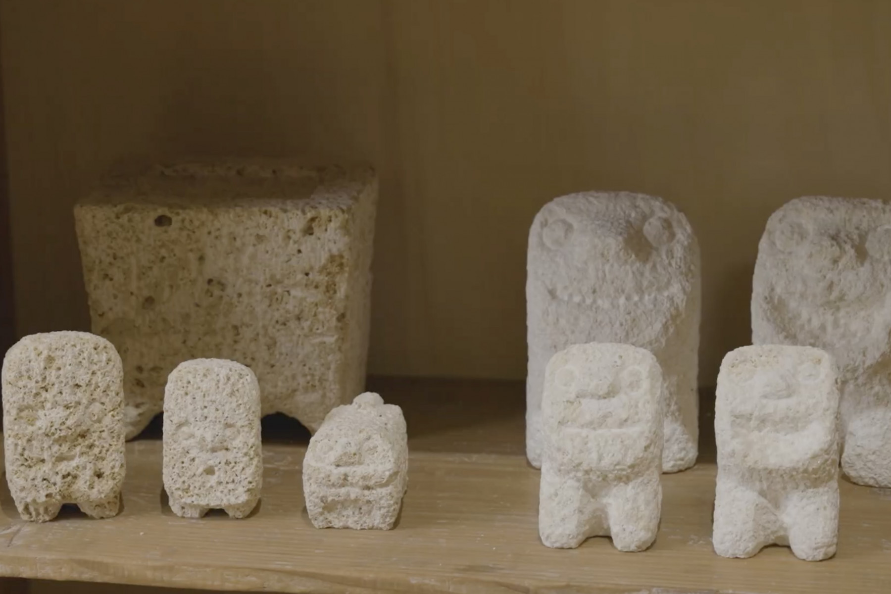 夫婦で生み出す石獅子《スタジオde-jin》