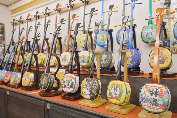 県内39か所の酒造所とコラボした「泡盛三線」