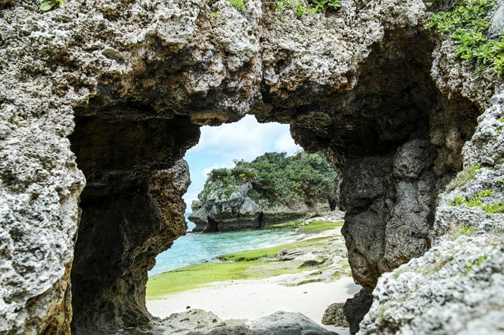 古宇利島のチグヌ浜(始まりの洞窟)
