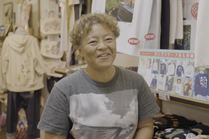 浮島通りにあるTシャツ店「琉球ぴらす」の翁長優子さん