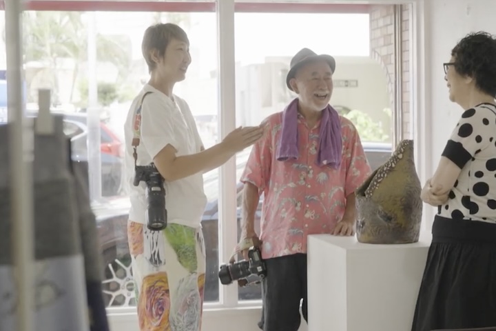 國吉作品の撮影に、故・國吉氏の妹、金城葉子さんが営む衣料店「ピクチャーズ ドア」を訪れました