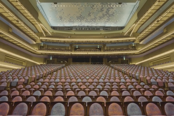 海の中の城(グスク)をイメージした大劇場