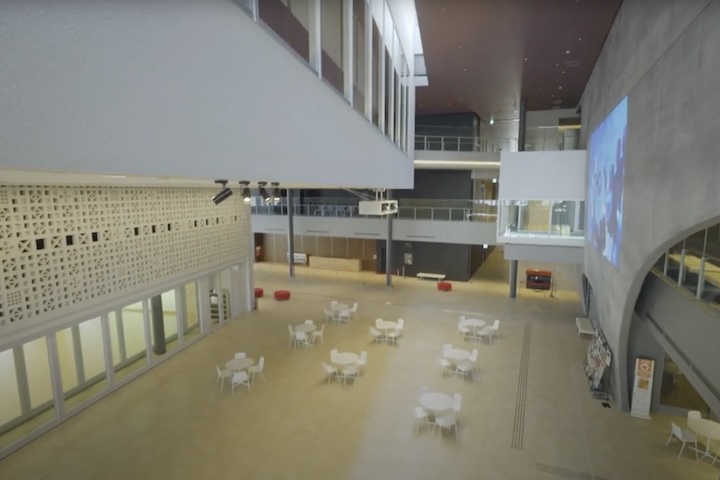 なはーとの開放的なロビー空間。右の壁面をスクリーンに、「光のアルバム」を上映しています