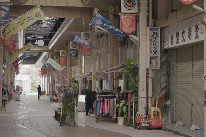 シアターからもほど近い、コザの古き良きアーケード街