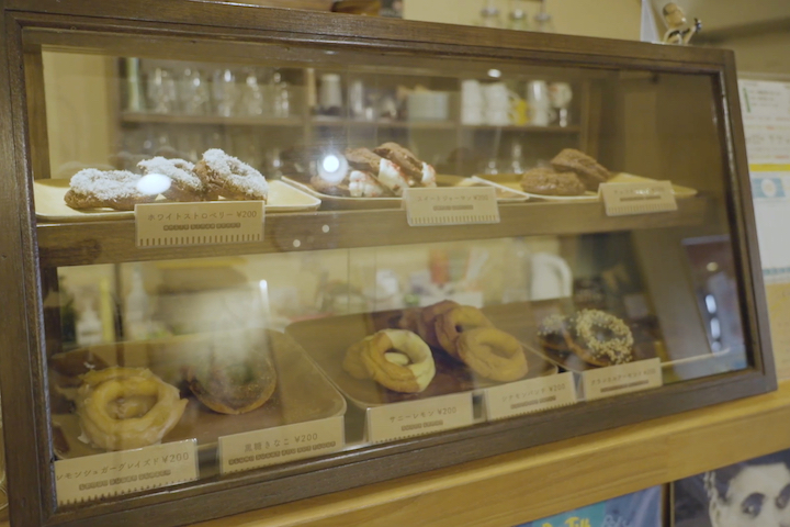 シアタードーナツのショーケースに並ぶドーナツは全てキッチンで手作りされています