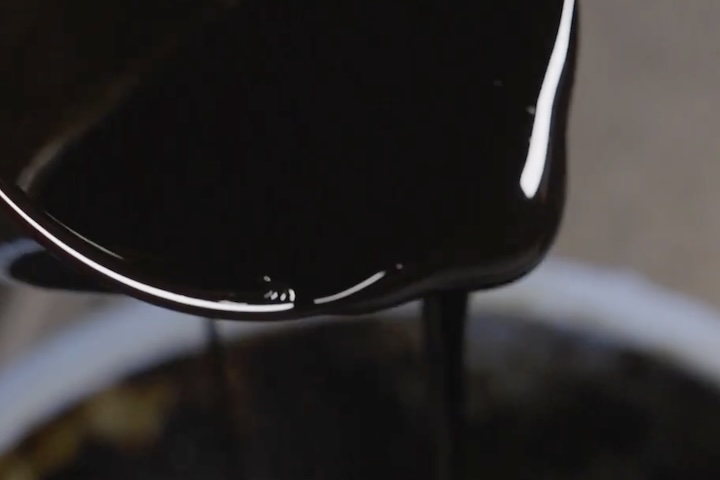 砂糖の結晶を分離した後に残る褐色の糖蜜