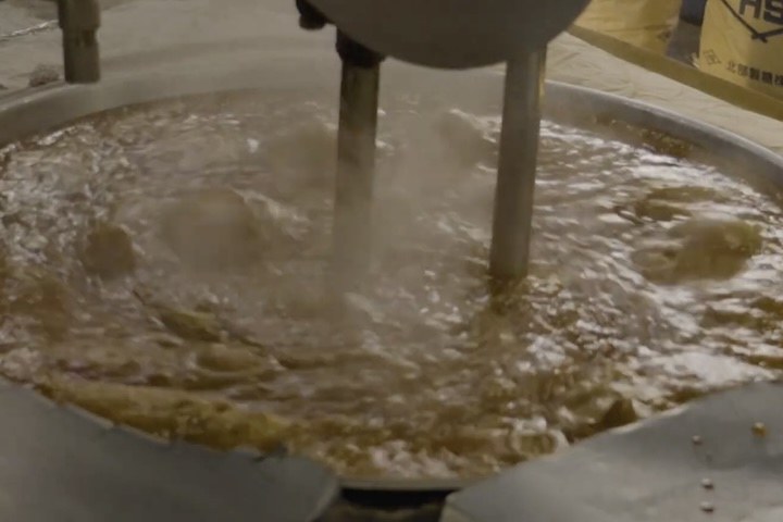 黒糖を直火加熱で煮詰めています