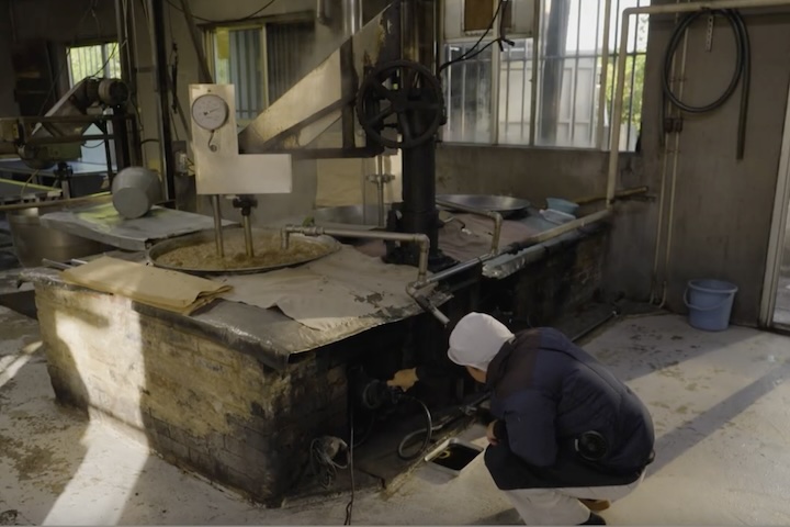 地釜を使って、黒糖作りはすべて手作業で行っています