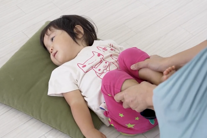 0歳児対象の「たねさんコース」では、ベビーマッサージやキッズヨガ、手遊びや歌遊びなどを取り入れて感覚的機能を刺激し、情緒の安定を促します