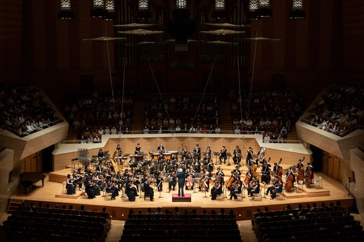 東京公演では、沖縄の四季をオーケストラで詩情豊かに描いた交響組曲「沖縄交響歳時記」を演奏