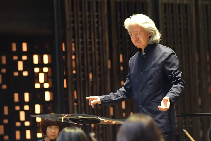 定期演奏会の際は、大友さんが東京から駆けつけて指揮台に立ちます