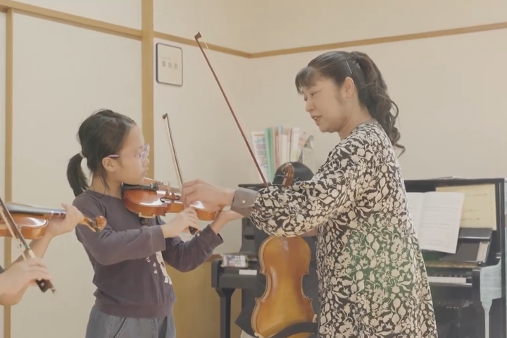 「ムジカバンビーネ」でヴァイオリンを教える阿波根さん