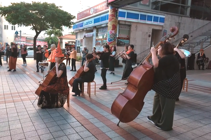 てんぶす那覇前の広場を舞台にした演奏会
