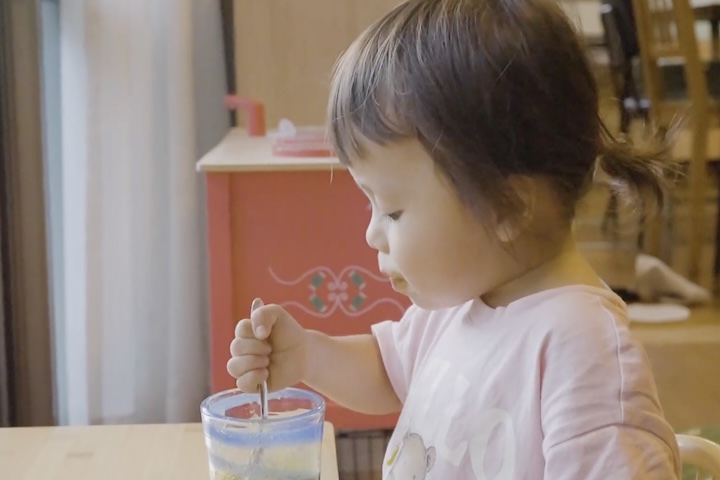 食事をする女の子